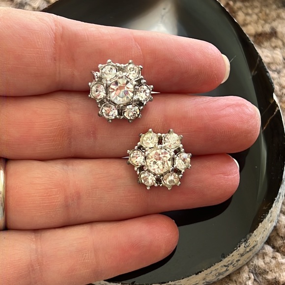 Vintage rhinestone earrings.  Clusters.  Screw backs for non pierced wears. - Picture 14 of 15
